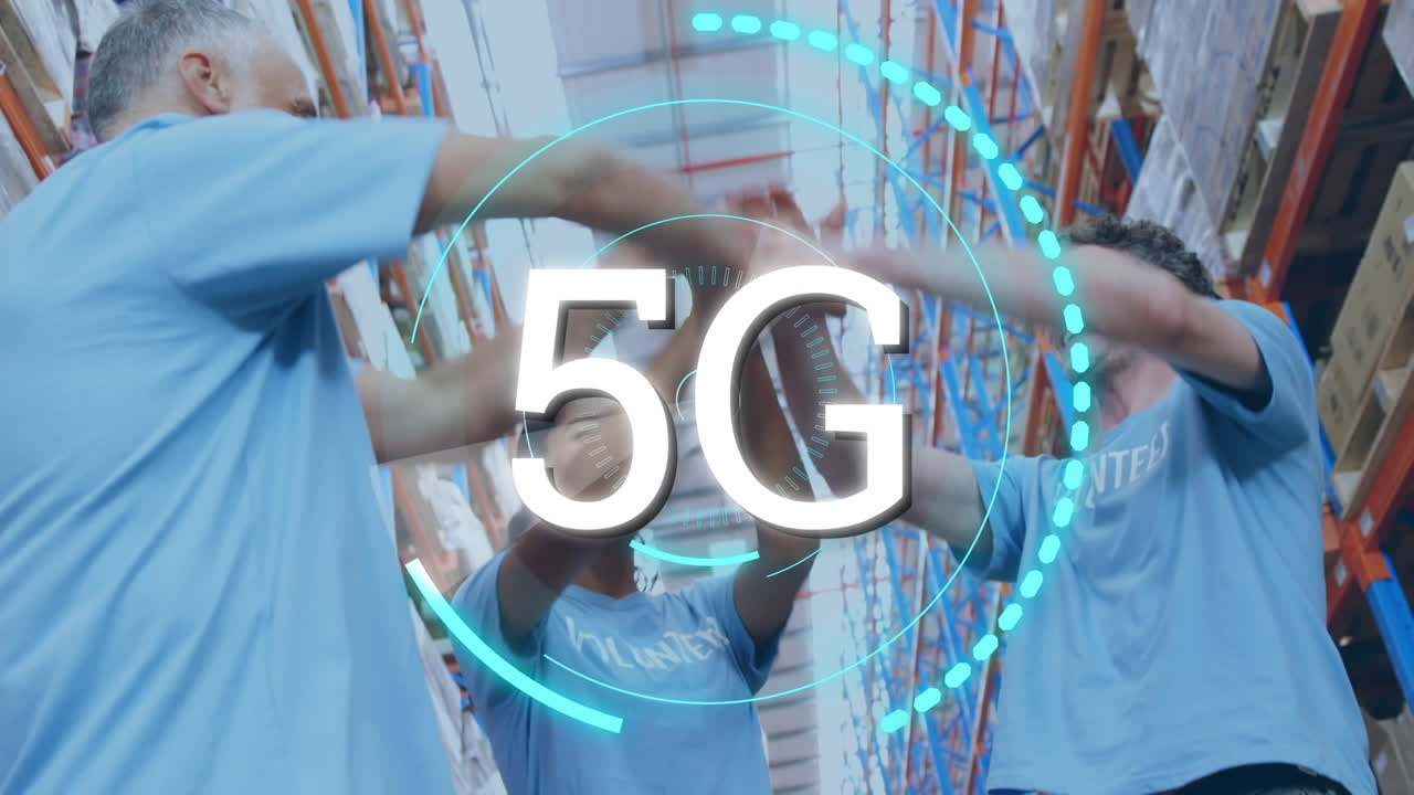 5g 텍스트 오버 네온 라운드 스캐너: 다양한 자원봉사자 팀이 창고에서 드 스택을 만들고 있습니다.