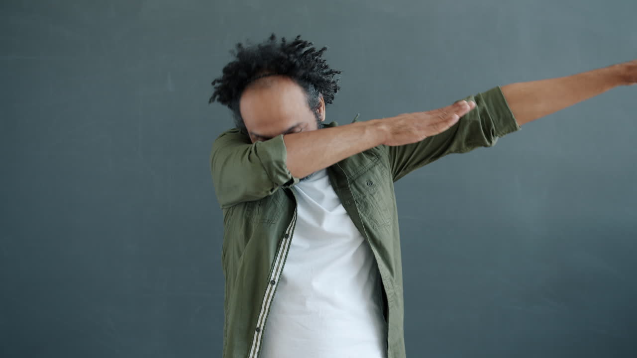 hombre feliz bailando