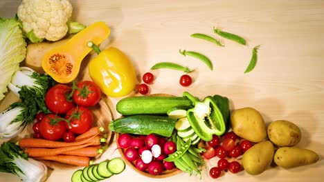 verduras variadas dispuestas cuidadosamente en una mesa