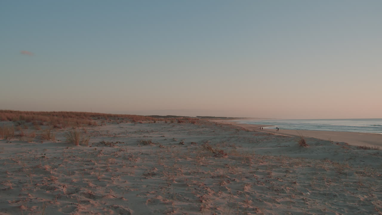 toma fija de una playa de arena vacía y solitaria, fondo de paisaje costero