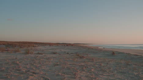 Noch-Aufnahme-Eines-Leeren-Und-Einsamen-Sandstrandes,-Landschaftshintergrund-Am-Meer