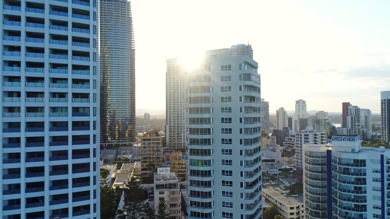 llamarada solar detrás del edificio, costa dorada