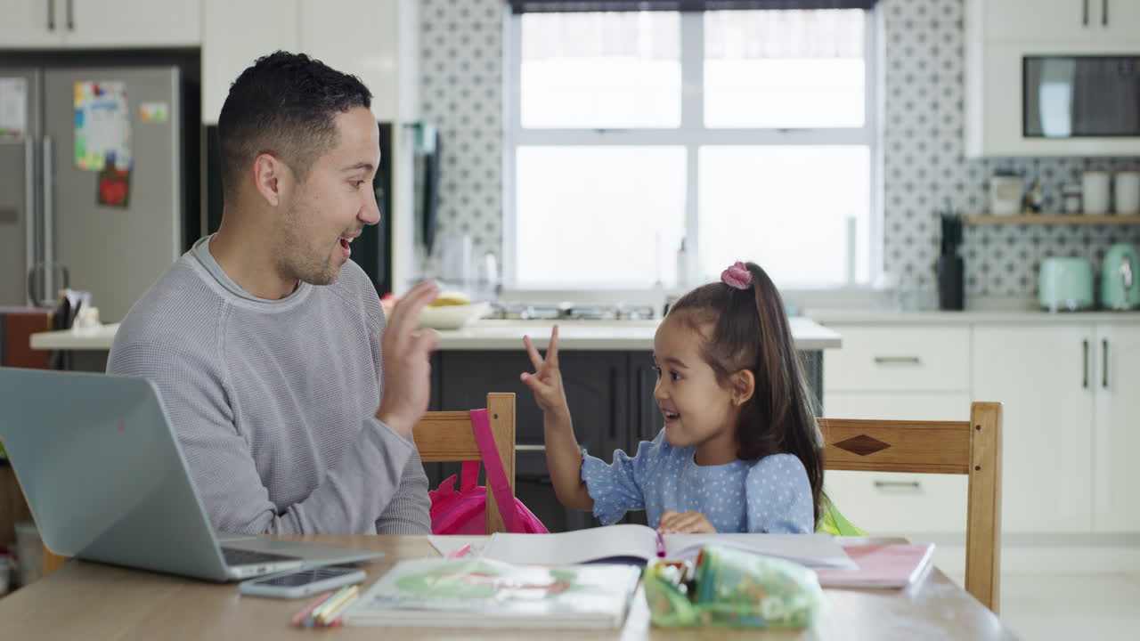 su pasión es la educación de sus hijas.