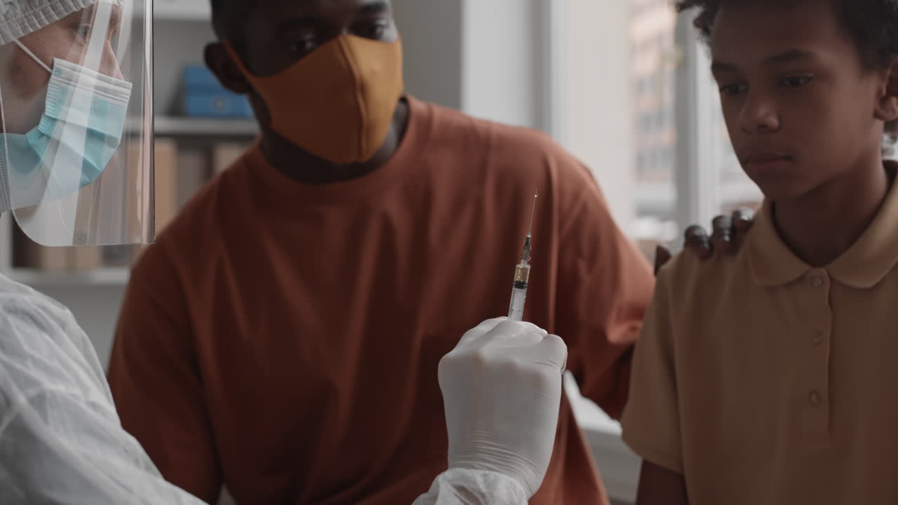 viendo al médico quitar el líquido de la jeringa