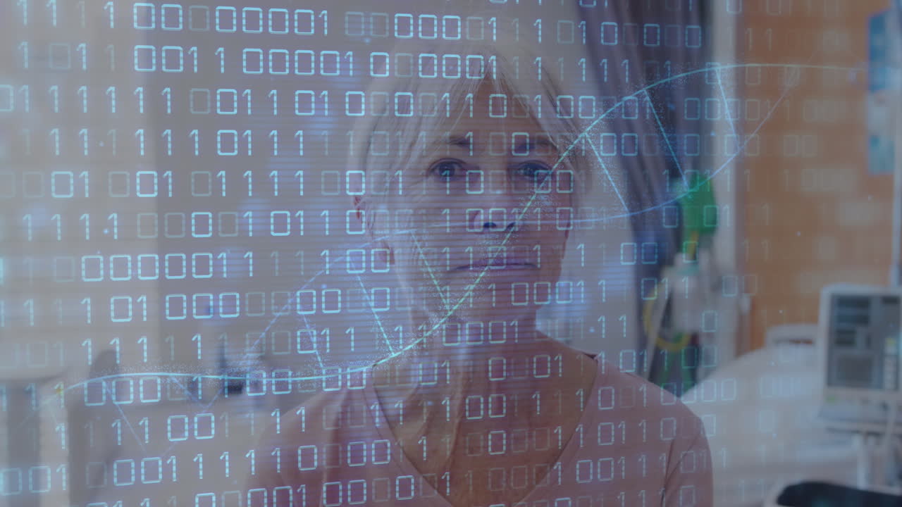 animación de cadena de adn y datos binarios sobre una paciente caucásica anciana sonriente en el hospital.