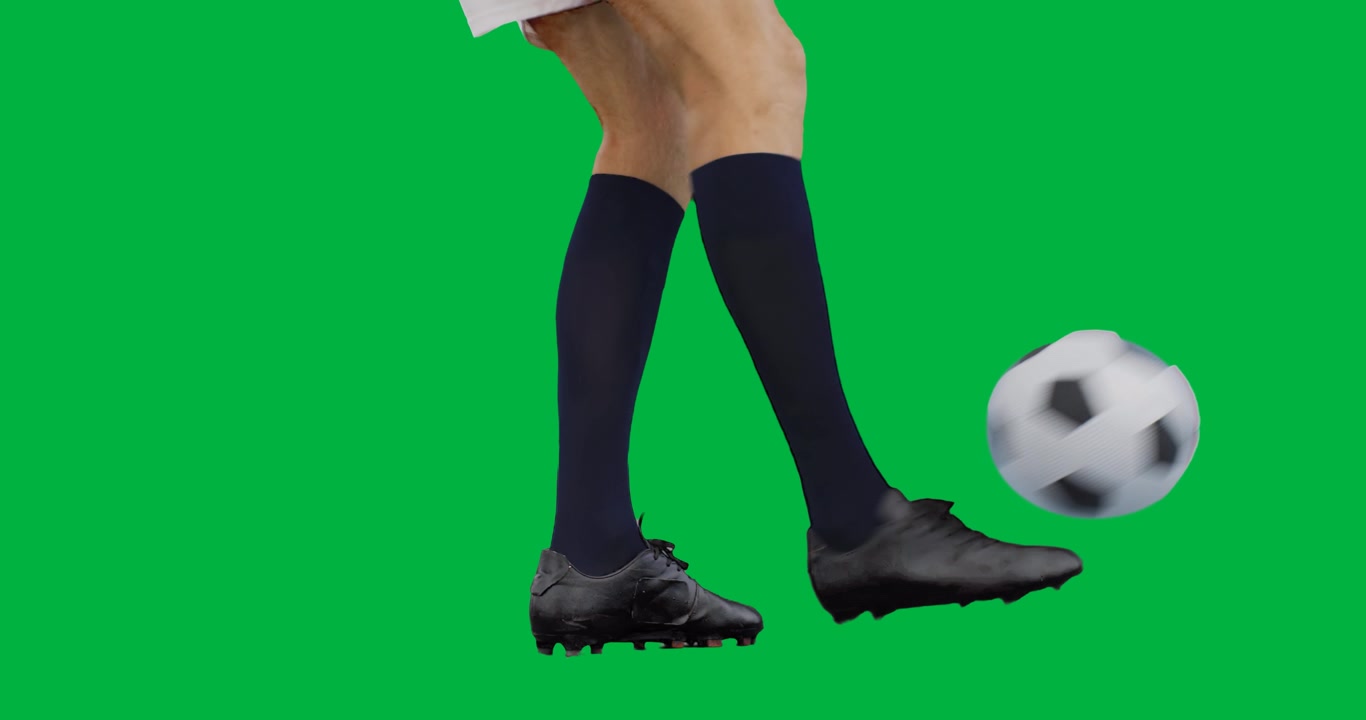 Video delle gambe di un calciatore maschio caucasico con il pallone, isolato su sfondo trasparente.