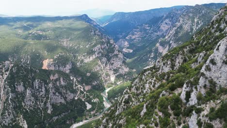 Cañón-En-El-Parque-Nacional-Tzoumerka,-Jonia,-Epiro,-Grecia---Aérea