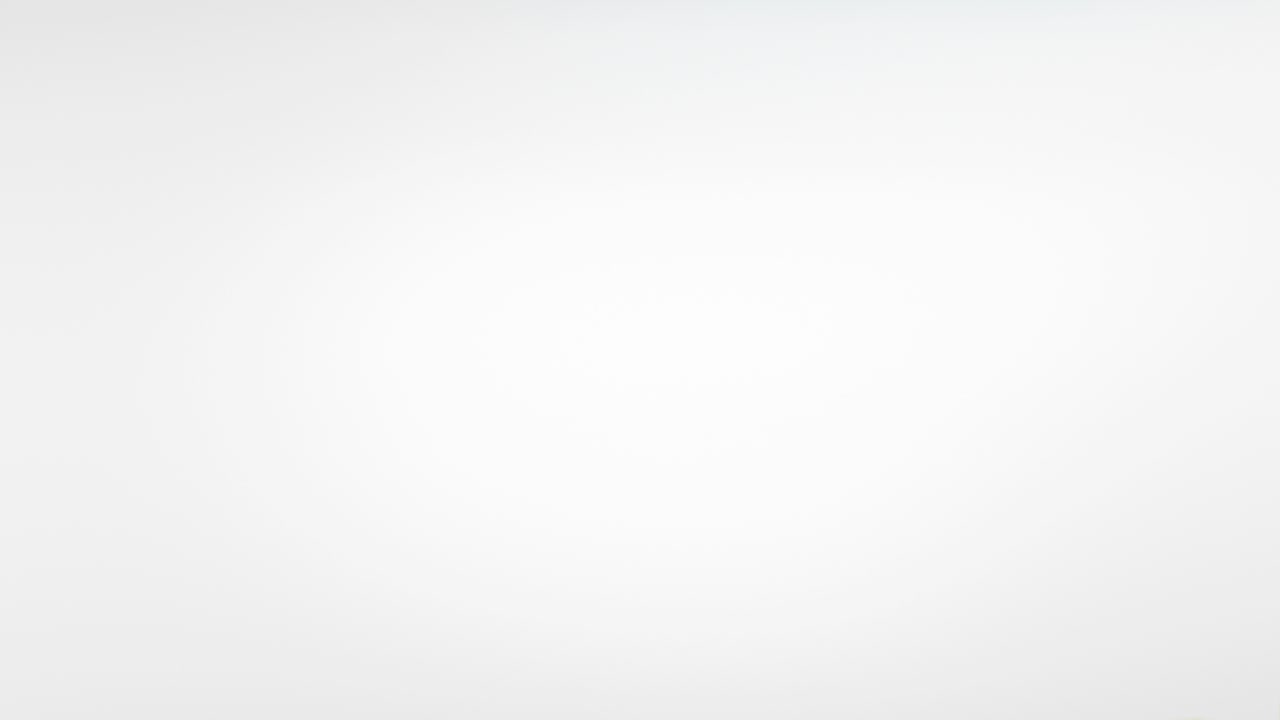 vuelo de manzanas y rebanadas en fondo blanco