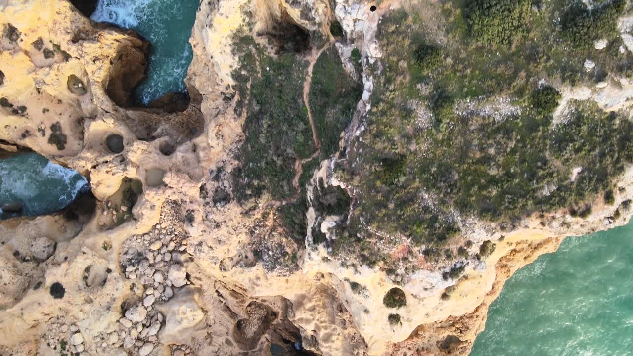 смотреть вниз на уникальные скальные образования, высеченные многолетними волнами