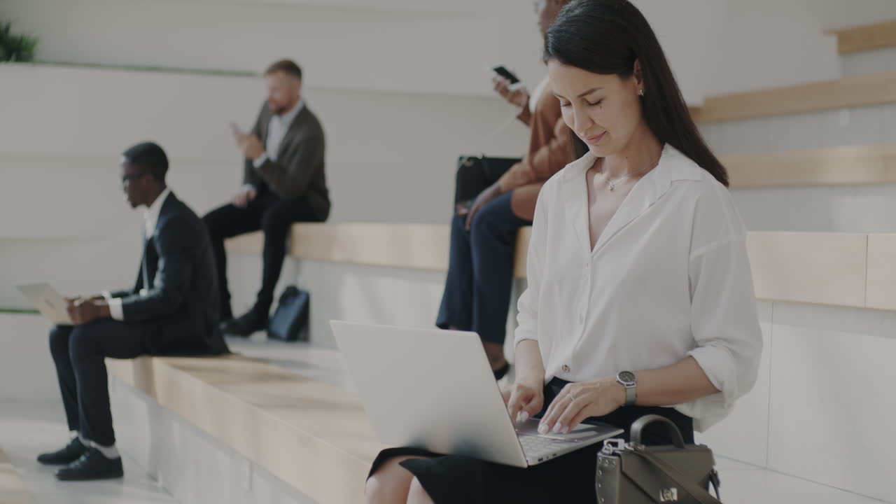 현대적 인 사무실 에서 노트북 에서 일 하는 사업가