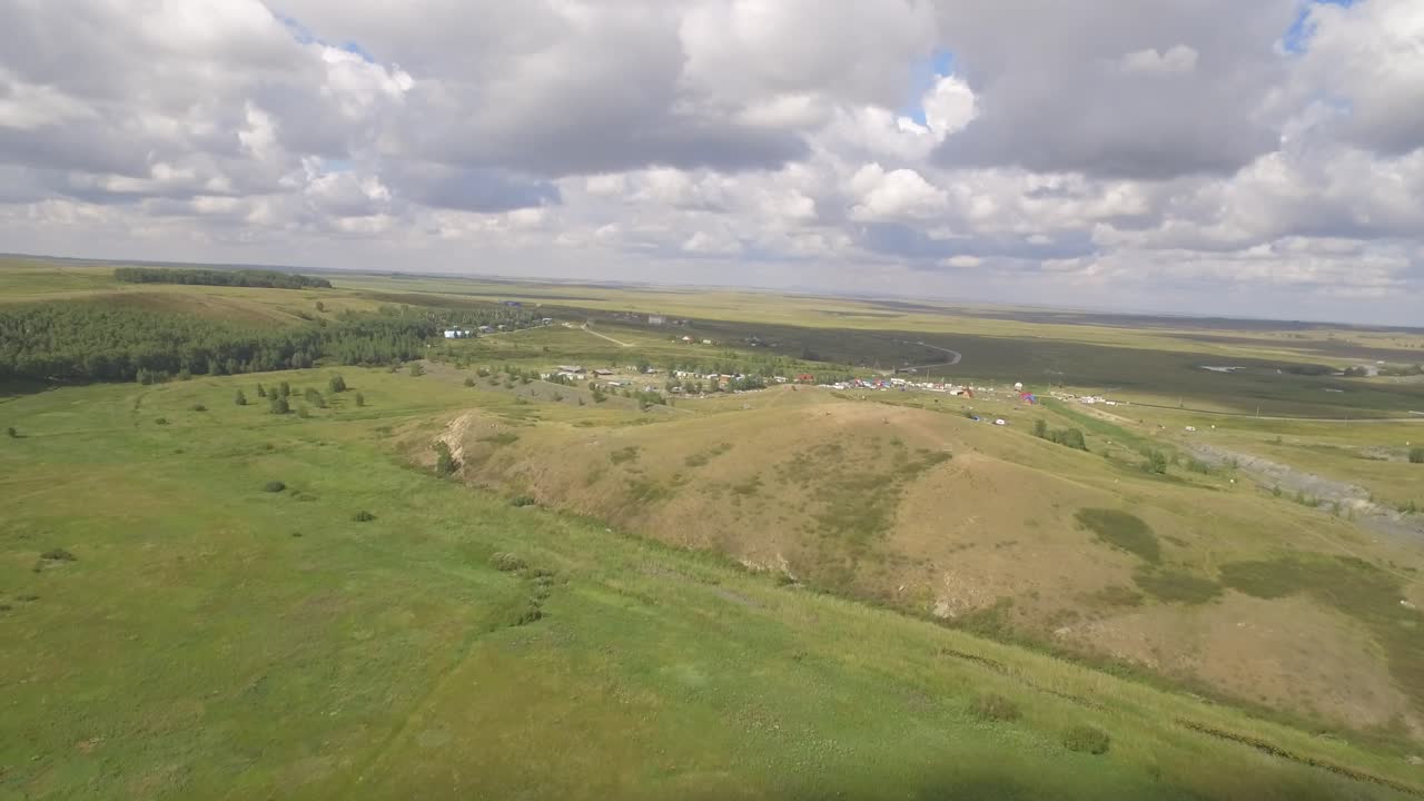 воздушный вид на сельский ландшафт с деревней и холмами