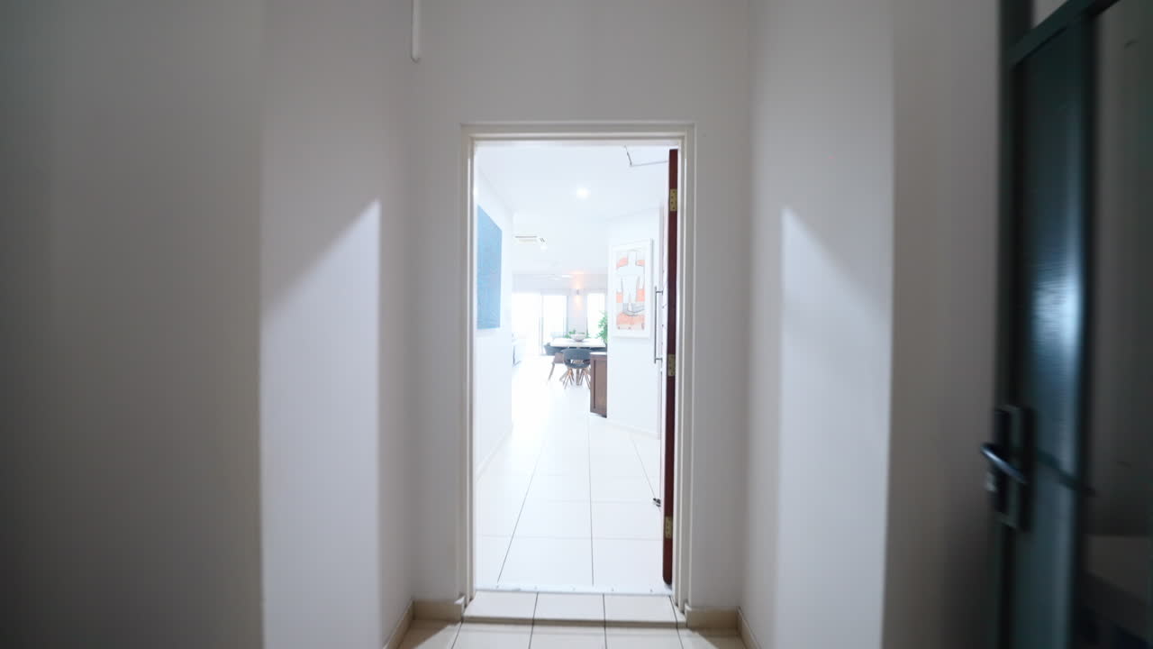 현대적인 럭셔리 아파트 타일 바닥 dolly 엘리베이터에서 라운지 부 식사 개방 계획된 발코니와 골프 코스로 생활