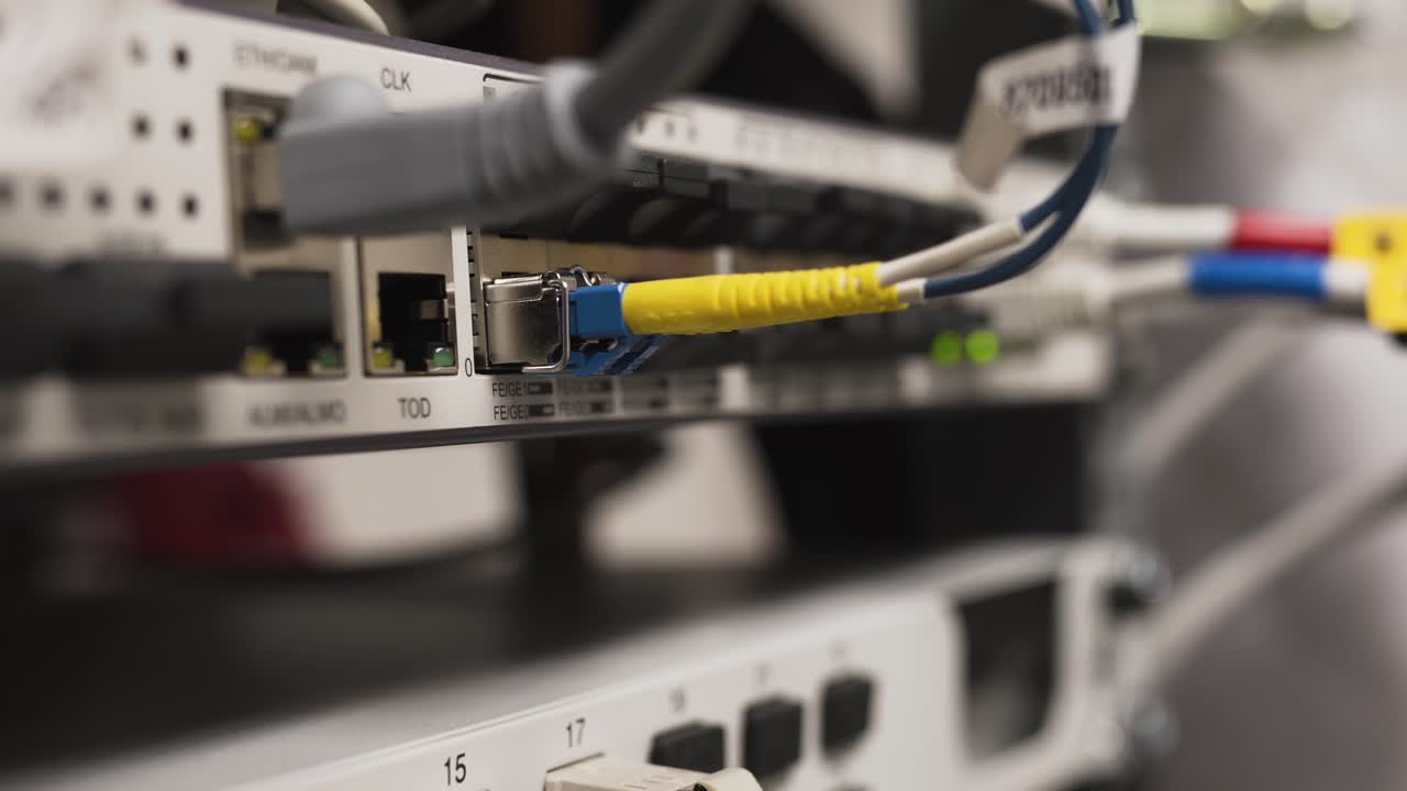 primer plano de un interruptor que conecta equipos móviles para redes 2g, 3g y 4g, 5g