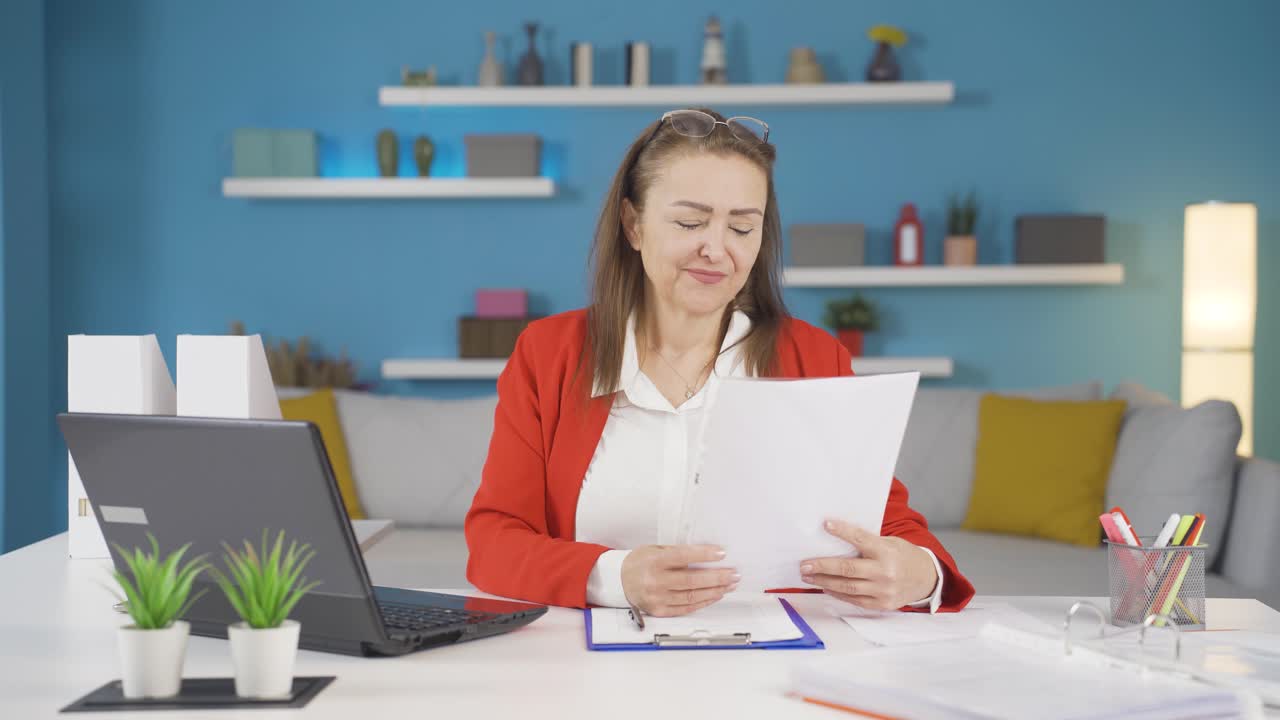 Donna in smart working felice e allegra
