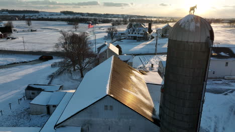 Familienbauernhof-Im-Winter-Sonnenuntergang