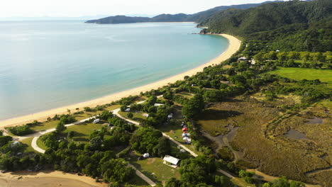 campamento junto a la playa de arena dorada de tōtaranui, parque nacional abel tasman