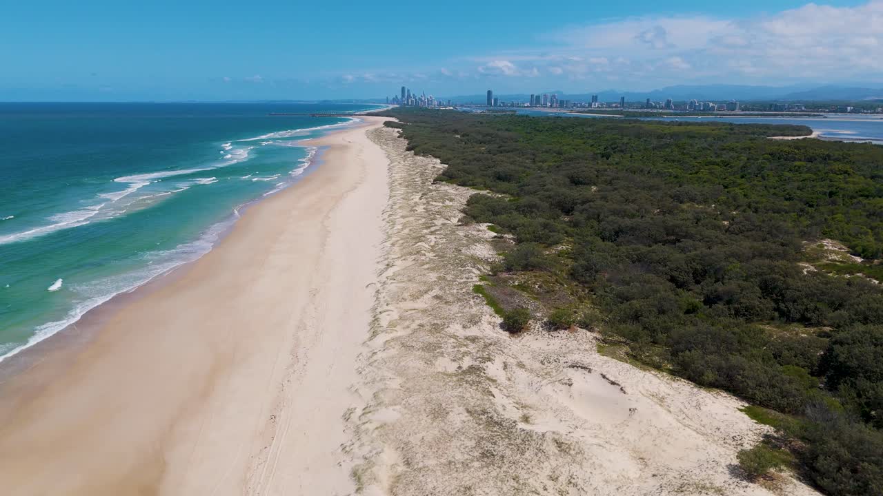 Drone fanger havbølger og sandstrand