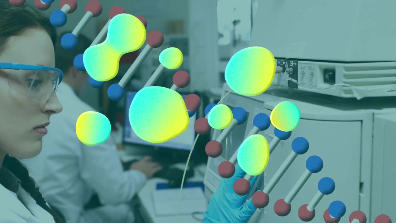 Animazione di un motivo astratto con elica di DNA sopra una ricercatrice caucasica che usa la tecnologia
