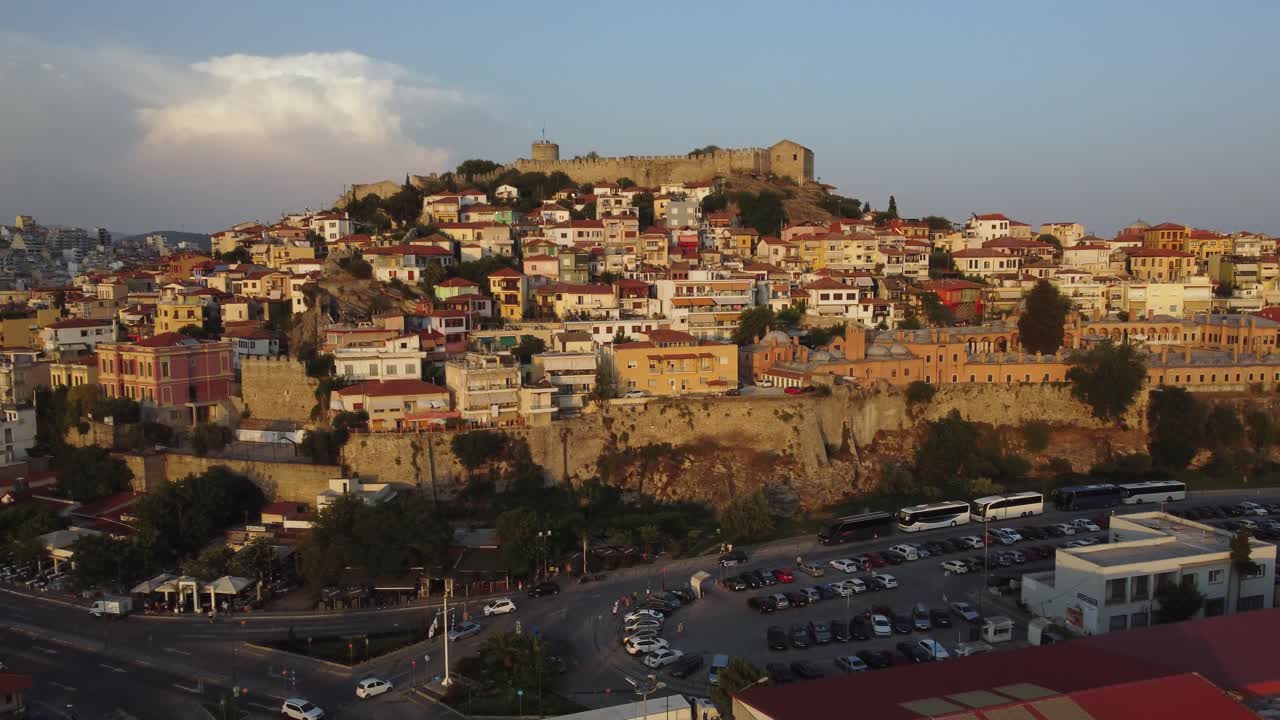 retirada aérea y revelación de la colina con la antigua fortaleza en kavala, grecia al atardecer