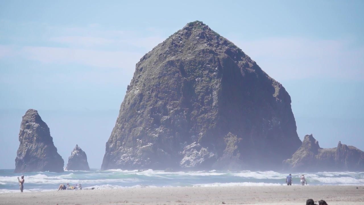 Haystack Rock Cannon Beachillä, Oregonissa aurinkoisena päivänä hidastettuna