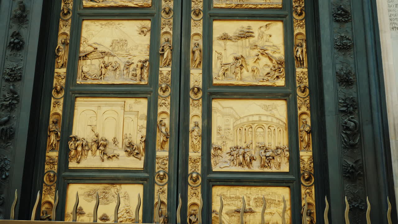 구약의 장면이 있는 황금 문