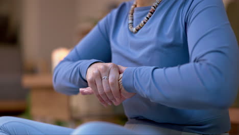 dolor en la mano, ejercicio de yoga o mujer con lesión