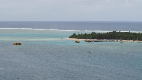 los botes salvavidas de un crucero traen pasajeros a la playa de la isla misteriosa de vanuatu.