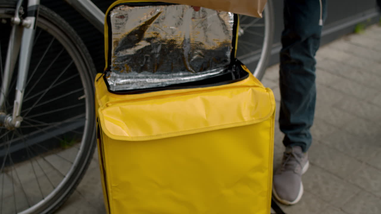 자전거로 음식 배달