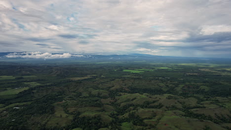 Toma-Aérea-De-Los-Bosques-Mixtos-Y-Prados-De-Costa-Rica-Bajo-Un-Cielo-Nublado.