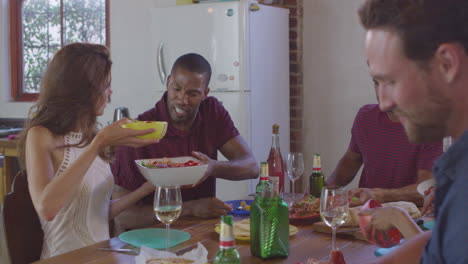 seis amigos adultos jóvenes pasando comida alrededor de una mesa, de cerca, filmado en r3d