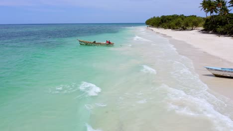 pescadores en un barco pesquero amarrado en la playa de pedernales en verano en república dominicana
