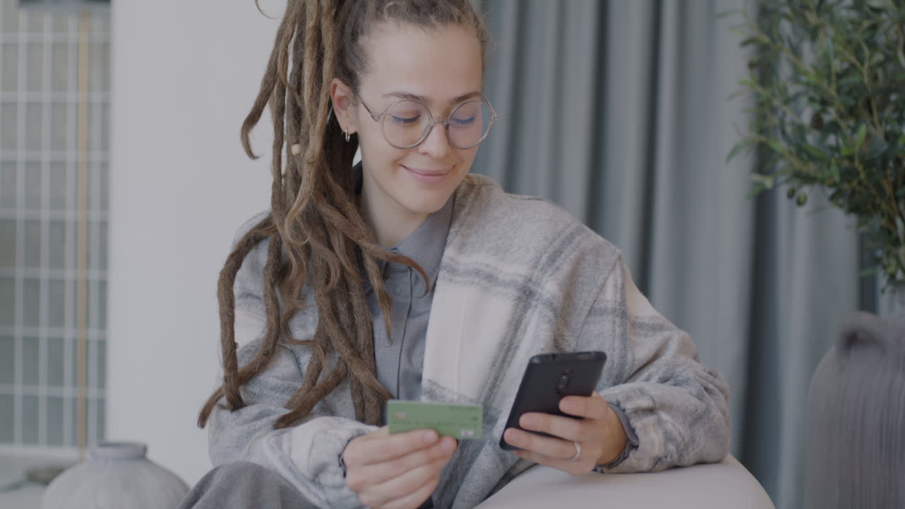 mujer joven comprando en línea