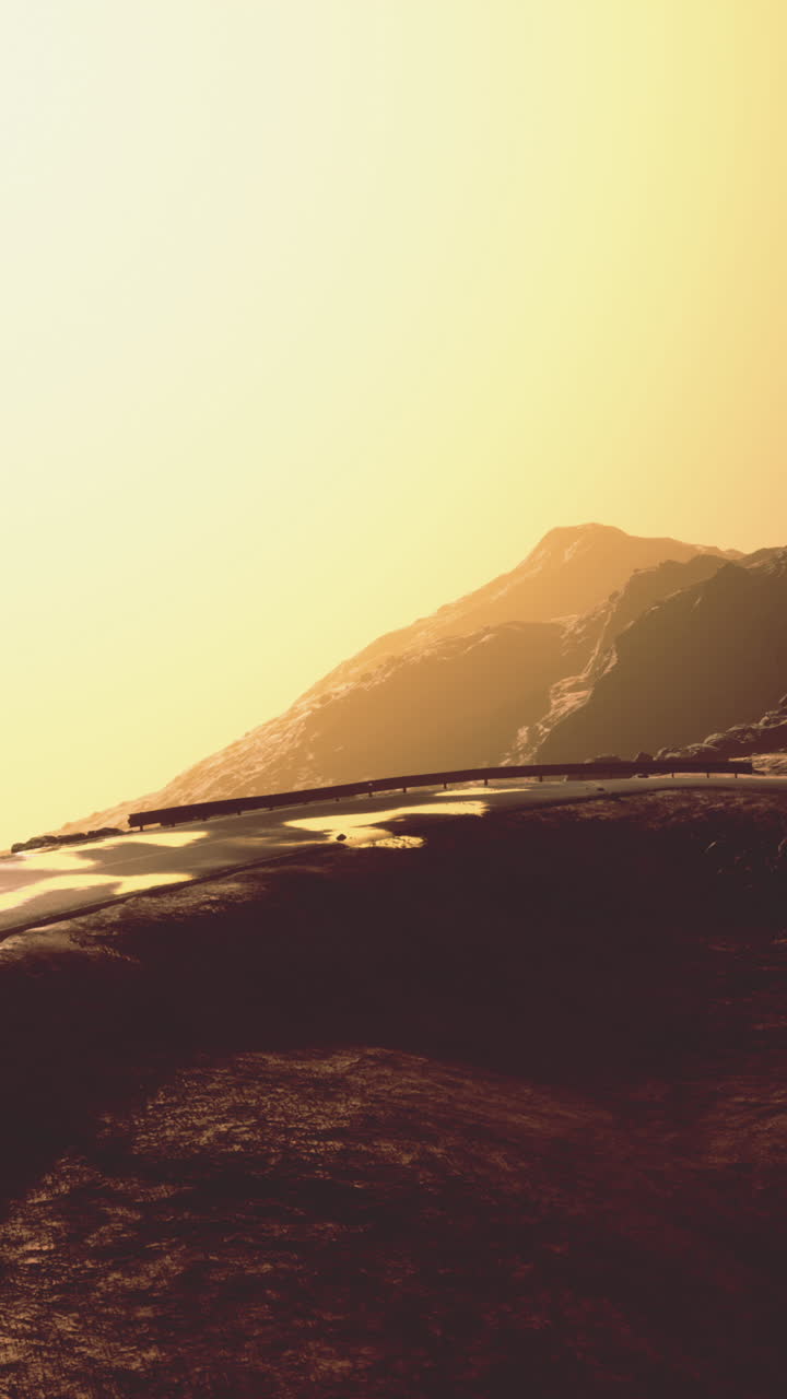 amanecer o atardecer sobre una cresta montañosa