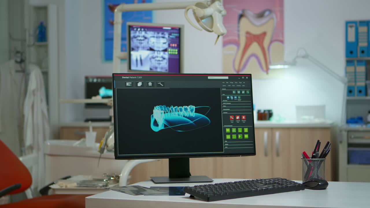 Consultório odontológico vazio com raio-x digital no computador