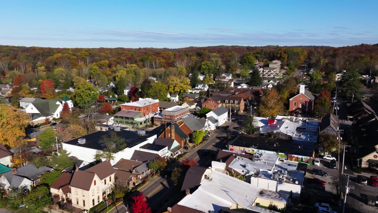 Huse i Nashville, Indiana spredt ud over et efterårslandskab med tæt trædække, vinklet luftfotografering langs Van Buren og Main Street
