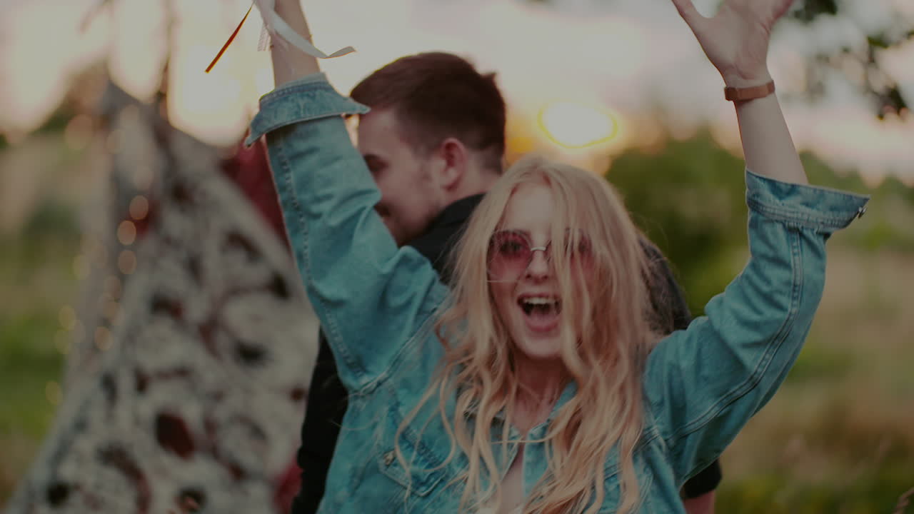 황혼 야외에서 춤을 추는 정력적인 커플 4