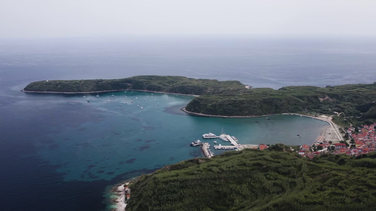 야생 해변, 놀랍도록 맑은 바다와 보트