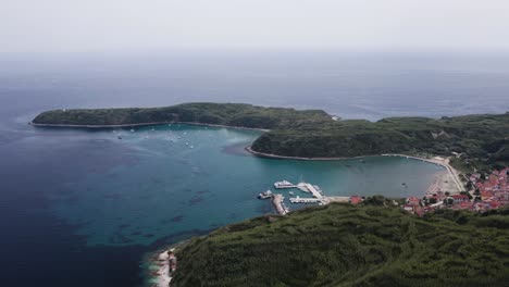 playa salvaje, mar maravillosamente claro y barcos