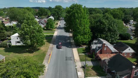 Cualquier-Ciudad-Estados-Unidos-El-Automóvil-Conduce-Por-Una-Tranquila-Calle-Residencial-Pasando-Por-Casas-En-Estados-Unidos