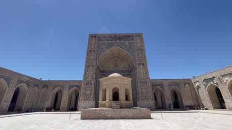 Cautivadora-Toma-De-Cardán-De-4k-Del-Complejo-Po-i-kalyan:-Patrimonio-De-La-Unesco-En-El-Casco-Antiguo-De-Bukhara,-Uzbekistán