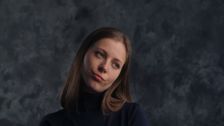 Una mujer con una expresión pensativa.