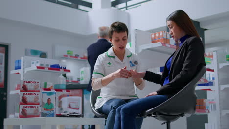 el farmacéutico comprueba los niveles de glucosa en sangre