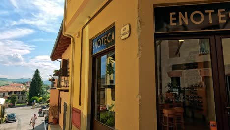 un paseo por una tienda de vinos en italia