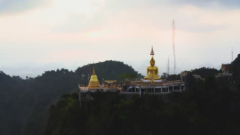 Goldene-Buddha-Statue-Und-Tigerhöhlentempel-In-Den-Bergen-Thailands