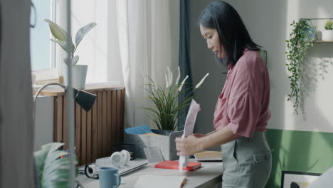 mujer trabajando desde casa en un escritorio