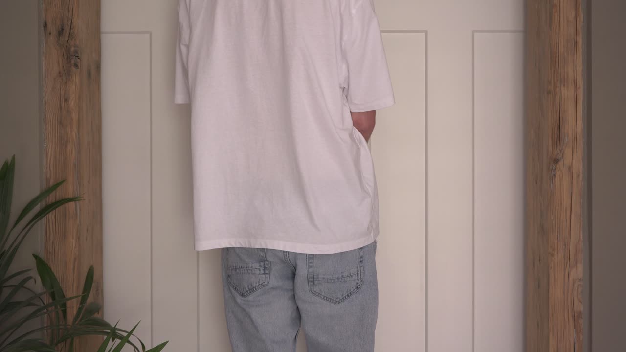 한 방에서 다른 방으로 슬라이딩 문으로 걸어가는 것