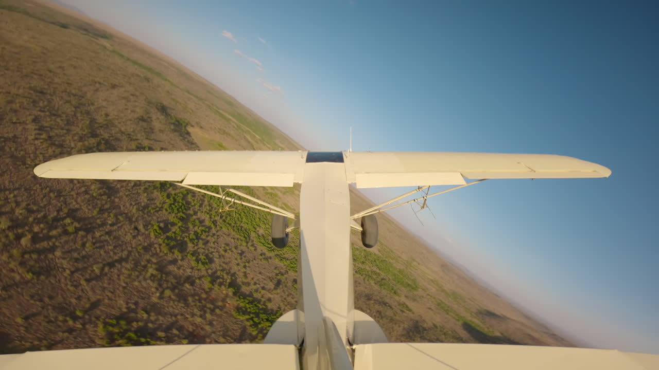 Aereo da boscaglia in volo sopra la savana arbustiva in Kenya