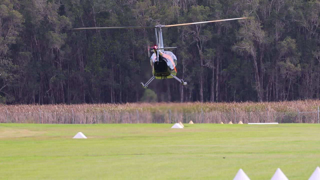 헬리터는 낮은 고도 비행 기동을 수행합니다.