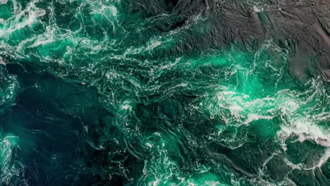 las olas de agua del río y el mar se encuentran durante la marea alta y la marea baja.