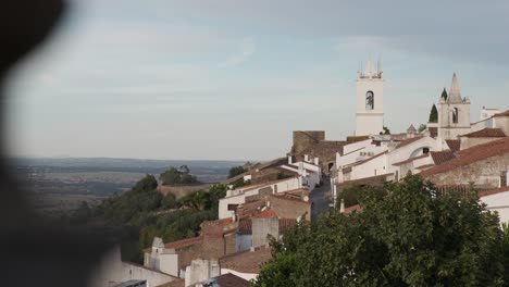 panorámica de los muros de piedra de monsaraz para ver una descripción general de los edificios blancos